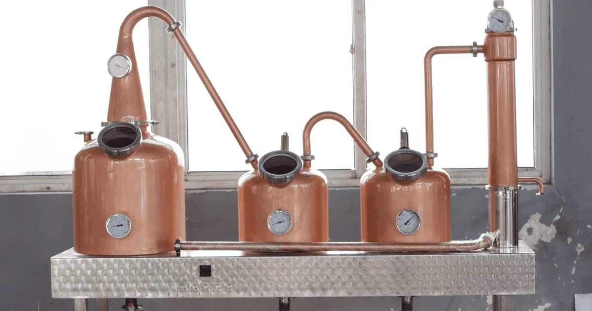 Double-retort pot still with pot, two retort vessels and condenser
